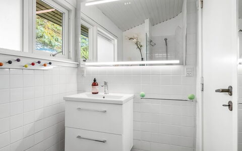 Linnea - 1Km from the Sea: Pared, Piso, Diseño De Interiores, Arreglo De Tubería, Suelo, Techo, Baño, Plomería, Lavabo, Loseta