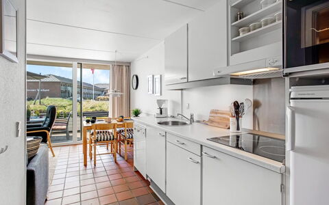 Jano - 100M from the Sea: Cocina, Electrodoméstico, Aparato De Cocina, Mostrador, Mueble, Diseño De Interiores, Gabinetes, Piso, Fregadero, Electrodoméstico