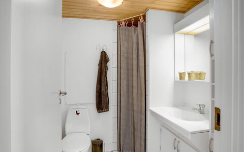 Jano - 100M from the Sea: Pared, Piso, Arreglo De Tubería, Suelo, Madera, Diseño De Interiores, Techo, Baño, Lavabo, Lavabo Del Baño