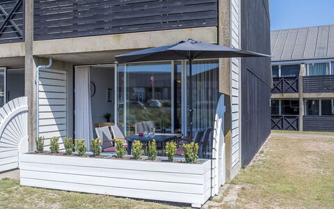 Jano - 100M from the Sea: Casa, Vía Muerta, Material Compuesto, Puerta, Sombra, Porche, Mueble Para Exteriores, Cubierta, Cabaña, Silla