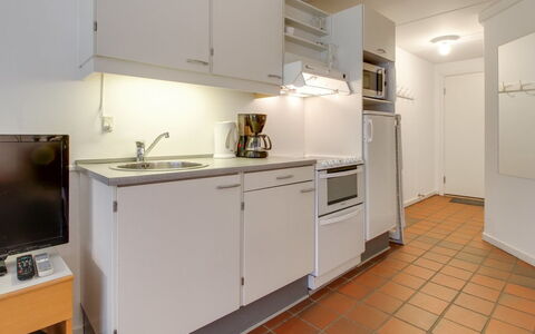 Halina - 100M from the Sea: Cocina, Aparato De Cocina, Mostrador, Electrodoméstico, Diseño De Interiores, Piso, Suelo, Lavabo, Mueble, Habitación