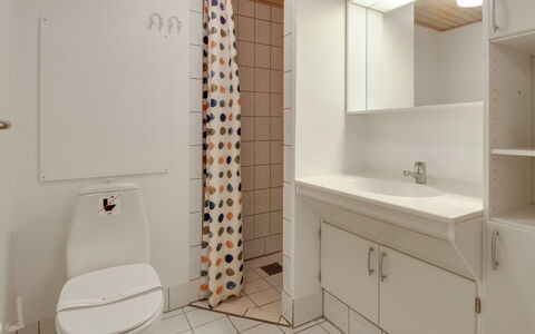 Halina - 100M from the Sea: Piso, Diseño De Interiores, Suelo, Arreglo De Tubería, Lavabo Del Baño, Techo, Baño, Mueble De Baño, Lavabo, Plomería