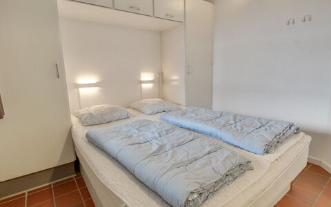 Halina - 100M from the Sea: Habitación, Suelo, Cama, Diseño De Interiores, Piso, Mueble, Lecho, Habitación, Techo, Sábana