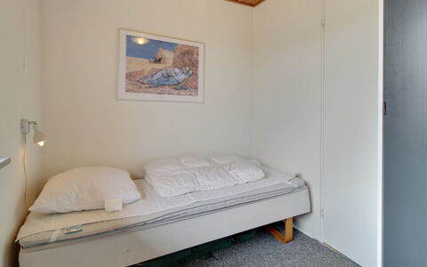 Sophine - 50M from the Sea: Piso, Habitación, Pared, Suelo, Cama, Madera, Sábana, Diseño De Interiores, Lecho, Marco De La Cama
