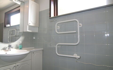 Sophine - 50M from the Sea: Pared, Arreglo De Tubería, Piso, Baño, Diseño De Interiores, Suelo, Plomería, Grifo, Lavabo Del Baño, Lavabo