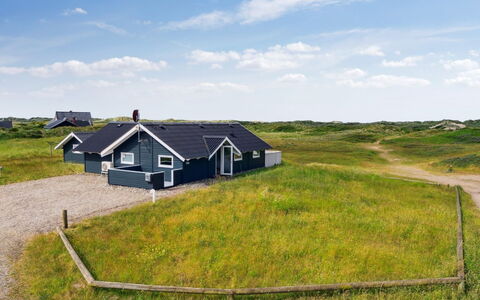 Betti - 300M from the Sea: Hierba, Casa, Techo, Casa, Cabaña, Arbusto, El Terreno Del Lote, Área Rural, Casa De Campo, Cobertura Del Suelo