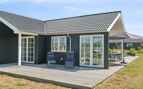Annerose - 550M from the Sea: Departamento, Sombra, Balcón, Silla, Cerca, Mueble Para Exteriores, Aluminio, Césped Artificial