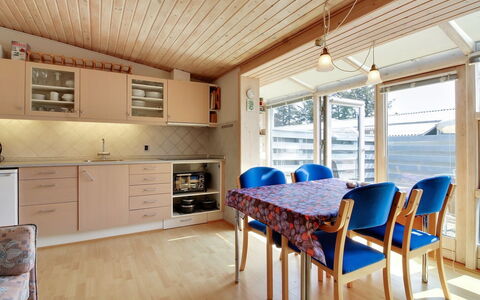 Genadij - 1Km from the Sea: Madera, Techo, Arquitectura, Casa, Casa, Cabaña, Vía Muerta, Madera Dura, Pendiente, Inmuebles
