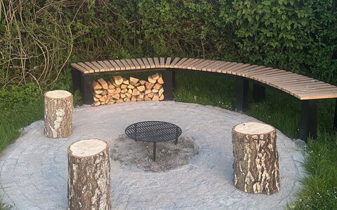 Stygge - 400M from the Sea: Madera, Mueble Para Exteriores, Banco Al Aire Libre, Jardín, Banco, Mesa Al Aire Libre, Césped, Material Natural, Parque
