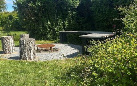 Stygge - 400M from the Sea: Hierba, Mueble, Arbusto, Jardín, Mueble Para Exteriores, Banco Al Aire Libre, El Terreno Del Lote, Mesa Al Aire Libre