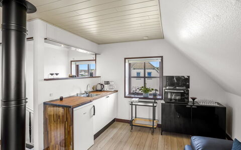 Amely - 500M from the Sea: Piso, Diseño De Interiores, Madera, Techo, Suelo, Mueble, Habitación, Encendiendo, Cocina, Suelos De Madera