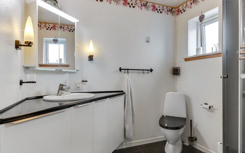 Amely - 500M from the Sea: Arreglo De Tubería, Diseño De Interiores, Baño, Lavabo, Piso, Grifo, Techo, Plomería, Lavabo Del Baño, Suelo