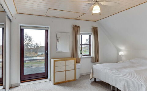 Amely - 500M from the Sea: Diseño De Interiores, Piso, Madera, Suelo, Techo, Mueble, Habitación, Cama, Habitación, Encendiendo