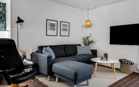 Barba - 2Km from the Sea: Mueble, Sofá, Diseño De Interiores, Sala, Piso, Suelo, Departamento, Encendiendo, Habitación