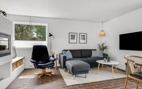 Barba - 2Km from the Sea: Mueble, Diseño De Interiores, Sofá, Pared, Piso, Sala, Madera, Techo, Suelo, Encendiendo