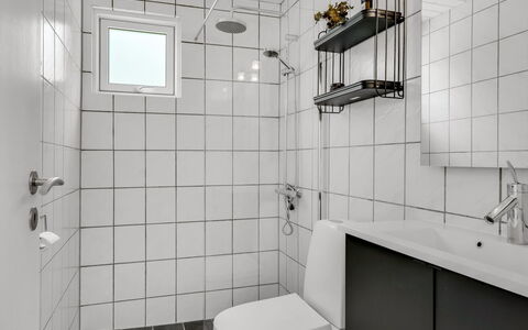 Barba - 2Km from the Sea: Baño, Arreglo De Tubería, Pared, Piso, Diseño De Interiores, Asiento Del Baño, Baño, Suelo, Lavabo, Plomería