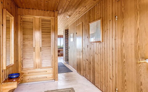 Frender - 150M from the Sea: Madera, Casa, Porche, Cubierta, Madera Dura, Techo, Manchas De Madera, Suelos De Madera, Eco Hotel