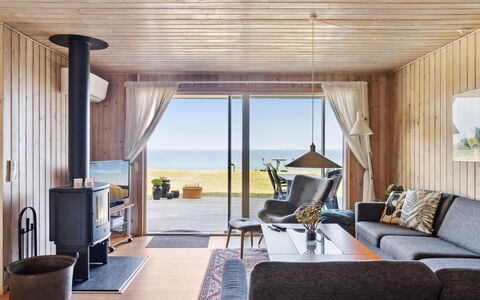 Gjoko - 40M from the Sea: Mueble, Madera, Suelo, Piso, Diseño De Interiores, Sala, Suelos De Madera, Techo, Habitación, Silla