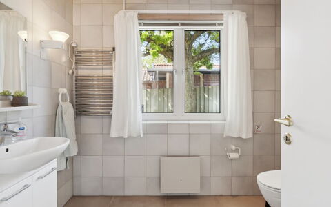 Gjoko - 40M from the Sea: Piso, Arreglo De Tubería, Baño, Diseño De Interiores, Suelo, Lavabo, Grifo, Plomería, Baño, Lavabo Del Baño