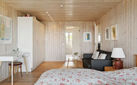 Gjoko - 40M from the Sea: Mueble, Diseño De Interiores, Piso, Suelo, Madera, Techo, Habitación, Habitación, Suelos De Madera, Cama