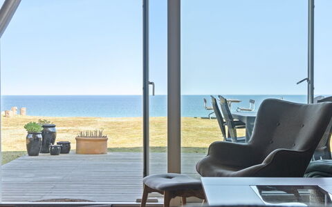 Gjoko - 40M from the Sea: Mueble, Mueble Para Exteriores, Vajilla, Mesa, Drinkware, Silla, Mesa Al Aire Libre, Comida, Botella