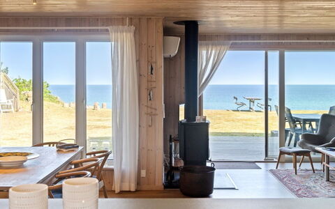 Gjoko - 40M from the Sea: Mueble, Mueble Para Exteriores, Vajilla, Mesa, Drinkware, Silla, Mesa Al Aire Libre, Comida, Botella