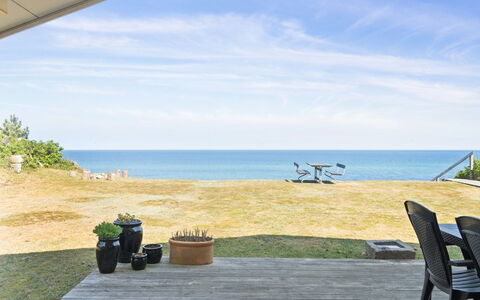 Gjoko - 40M from the Sea: Mueble, Mueble Para Exteriores, Vajilla, Mesa, Drinkware, Silla, Mesa Al Aire Libre, Comida, Botella
