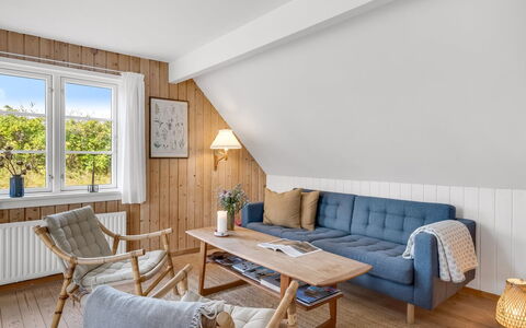 Christensen - 100M from the Sea: Mueble, Diseño De Interiores, Piso, Suelo, Madera, Sofá, Techo, Habitación, Sala, Suelos De Madera