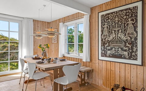 Christensen - 100M from the Sea: Mueble, Piso, Diseño De Interiores, Suelo, Madera, Suelos De Madera, Comedor, Techo, Mesa, Cocina Y Comedor Mesa
