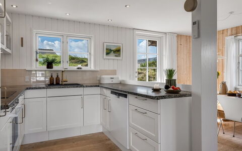 Christensen - 100M from the Sea: Cocina, Mostrador, Piso, Diseño De Interiores, Aparato De Cocina, Gabinetes, Mueble, Madera, Electrodoméstico, Suelo
