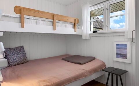 Christensen - 100M from the Sea: Habitación, Madera, Cama, Suelo, Piso, Diseño De Interiores, Litera, Sábana, Lecho, Marco De La Cama