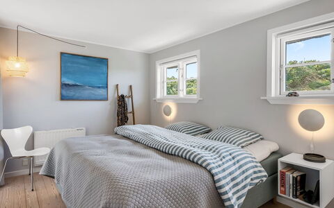 Christensen - 100M from the Sea: Cama, Diseño De Interiores, Habitación, Mueble, Techo, Lecho, Sábana, Madera, Piso, Suelo