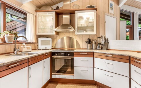 Leevi - 150M from the Sea: Cocina, Diseño De Interiores, Mostrador, Madera, Piso, Gabinetes, Aparato De Cocina, Mueble, Techo, Suelo