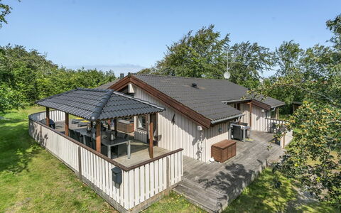 Leevi - 150M from the Sea: Madera, Techo, Casa, Casa, Cabaña, Porche, Cubierta, Inmuebles, Sombra, Vía Muerta