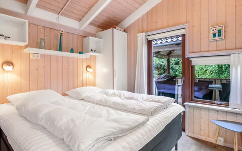 Leevi - 150M from the Sea: Madera, Casa, Puerta, Cabaña, Cuarto De Troncos, Habitación, Madera Dura, Manchas De Madera, Cama, Tablón