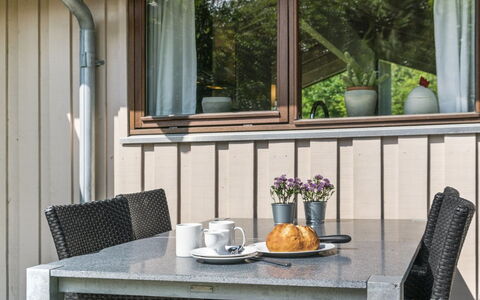 Leevi - 150M from the Sea: Porche, Mueble Para Exteriores, Maceta, Manchas De Madera, Madera Dura, Planta De Casa, Cubierta, Patio, Jardín, Sombra