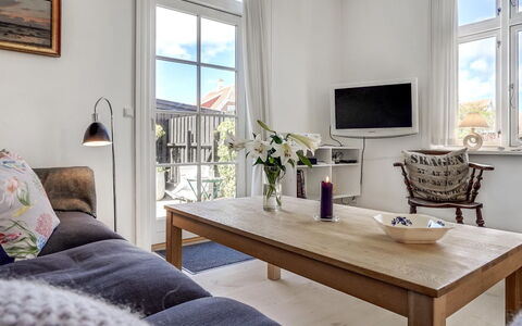 Fria - 500M from the Sea: Mueble, Diseño De Interiores, Piso, Suelo, Sofá, Sala, Mesa, Habitación, Techo, Departamento