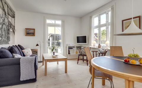 Fria - 500M from the Sea: Mueble, Piso, Diseño De Interiores, Suelo, Madera, Techo, Sala, Silla, Mesa, Suelos De Madera