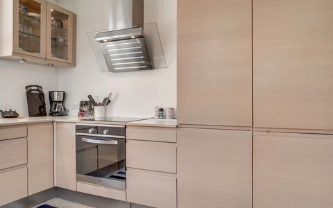 Fria - 500M from the Sea: Gabinetes, Mueble, Cocina, Aparato De Cocina, Piso, Mostrador, Madera, Diseño De Interiores, Electrodoméstico, Electrodoméstico