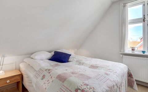 Fria - 500M from the Sea: Habitación, Cama, Madera, Sábana, Diseño De Interiores, Suelo, Lecho, Piso, Linos, Techo