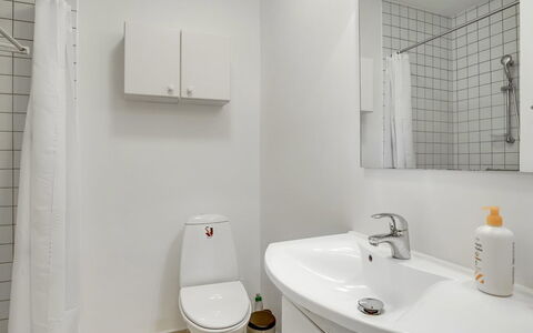 Fria - 500M from the Sea: Baño, Arreglo De Tubería, Asiento Del Baño, Lavabo Del Baño, Pared, Baño, Lavabo, Diseño De Interiores, Piso, Suelo