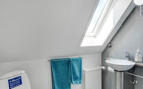 Fria - 500M from the Sea: Arreglo De Tubería, Piso, Suelo, Lavabo, Grifo, Baño, Plomería, Diseño De Interiores, Techo, Lavabo Del Baño