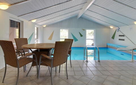 Sirka - 200M from the Sea: Mueble, Diseño De Interiores, Silla, Piso, Mesa, Recurso, Suelo, Techo, Habitación, Eco Hotel