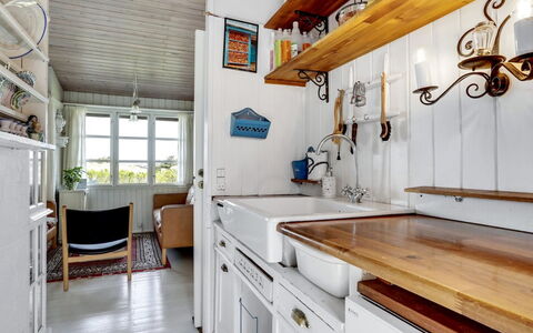 Katri - 500M from the Sea: Cocina, Madera, Diseño De Interiores, Piso, Mostrador, Gabinetes, Encendiendo, Techo, Lámpara, Suelo