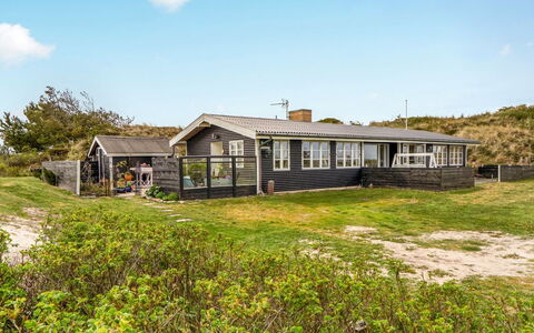 Katri - 500M from the Sea: Cabaña, Casa, Techo, Área Rural, Puerta, Inmuebles, Casa De Campo, Porche, Vía Muerta, Cuarto De Troncos