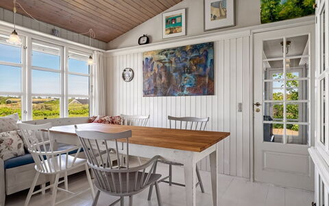 Katri - 500M from the Sea: Mueble, Diseño De Interiores, Madera, Piso, Mesa, Suelo, Techo, Comedor, Casa, Silla