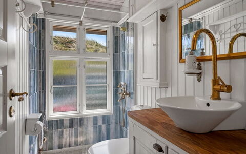 Katri - 500M from the Sea: Diseño De Interiores, Arreglo De Tubería, Grifo, Lámpara, Plomería, Manchas De Madera, Moldura, Baño, Lavabo, Loseta