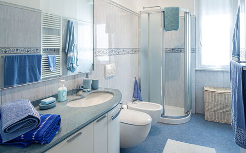 Apartment Serena - Levanto: Grifo, Arreglo De Tubería, Propiedad, Espejo, Lavabo, Azul, Púrpura, Alcachofa De La Ducha, Baño, Azur
