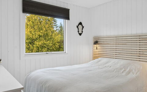 Silvana - 750M from the Sea: Madera, Diseño De Interiores, Habitación, Piso, Linos, Suelo, Cama, Encendiendo, Lecho, Techo