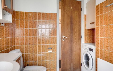 Yak - 350M from the Sea: Pared, Piso, Arreglo De Tubería, Suelo, Baño, Diseño De Interiores, Plomería, Loseta, Grifo, Lavabo